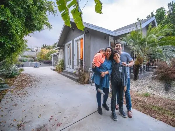 Familia hispana recibiendo llaves de su primera casa en Palmdale California con programa CalHFA