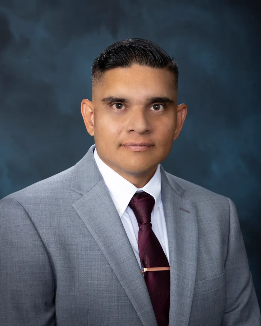 Sal Bermudez, agente de bienes raíces licenciado en Palmdale CA, especialista en CalHFA e ITIN